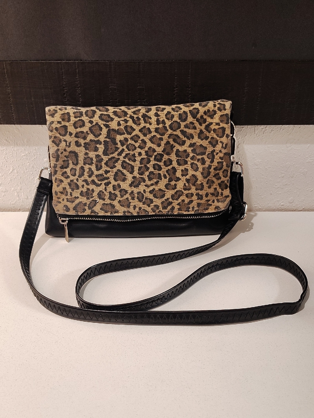Crossbody Bag With Leopard Print Flap With Double Pockets.